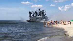 Судно на воздушной подушке на пляже Балтики. 2020