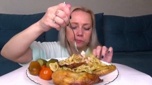 МУКБАНГ МАКАРОНЫ С КУРИЦЕЙ, СОЛЕНЬЯ ДОМАШНИЕ/Mukbang еда на камеру/Русский мукбанг/Домашняя еда/