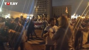 Люди танцуют и поют на площади Независимости вечером 21 августа