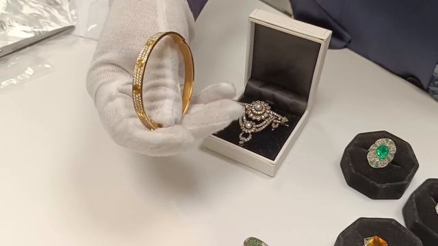 Изысканные #ювелирныеукрашения из золота с драгоценными камнями #ювелирныймагазин #драгоценныекамни