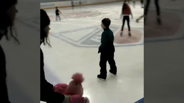 Валерия 2 года на катке Дворец спорта смотреть онлайн