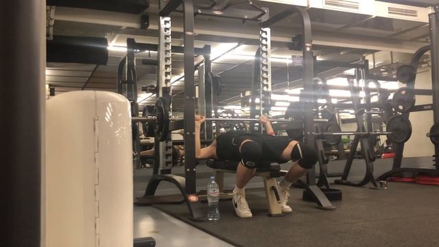 Жим лежа средним хватом хватом с упоров в раме 4*6 – 75 смотреть онлайн