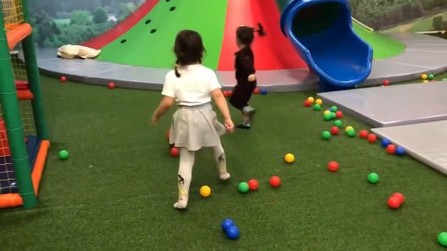 Игровая комната в ТЦ Гагаринский. Вика пришла в Детскую комнату.