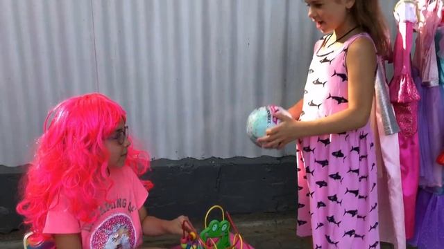 Даша и Вика играют в магазин /Меняют наряды на игрушки смотреть онлайн