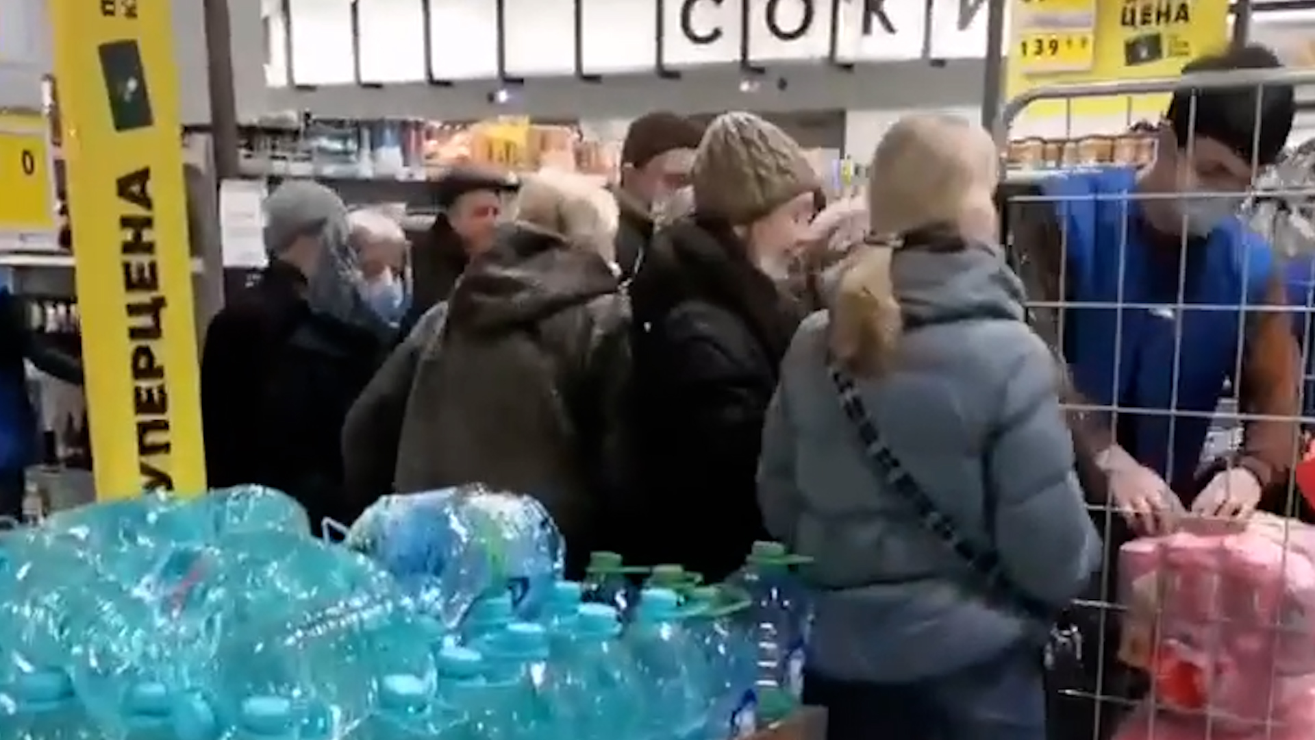 Следи за сахаром. Драка за еду в магазине. Драка в магазине за сахар. Драка за продукты в магазине.