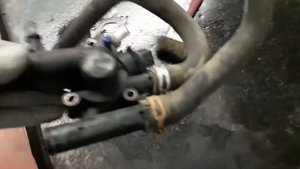 Рено трафик 1.9 CDTi меняем термостат производитель Vernet.Что находится внутри коробки