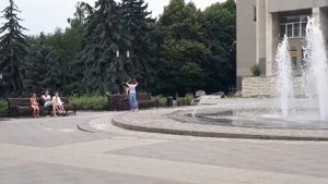 Девушки купаются в фонтане ЦГБ Часть 1