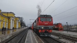 ТЭП70БС-324 на станции Луга-1, запуск дизеля и маневровые передвижения