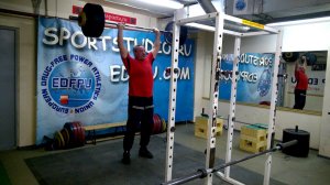 На грудь в стойку и швунг жимовой. Спортстудия.