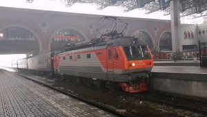 Электровоз ЧС2К-831 подал под посадку дополнительный поезд №277 Москва - Уфа на Казанский вокзал.