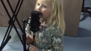 Рыбой и морем  Пахнет рыбак. Только бездельник Не пахнет никак:))))))