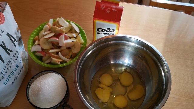 VLOG: Получили учебники. Пирог с яблоками очень воздушный. Готовлю обед. Влог. смотреть онлайн