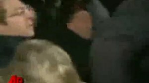 Берлускони получил по морде! Berlusconi in knockout