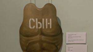 Тайну росписи стальных пластин от бронежилетов раскрыли на выставке в Краснодаре