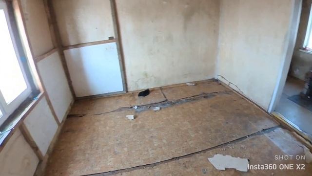 Дачные Истории №2, Разбираю и убираю старую мебель в ДАЧНОМ домике, ВСКРЫВАЮ ПОЛЫ