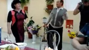 На дне рождения под гармошку.