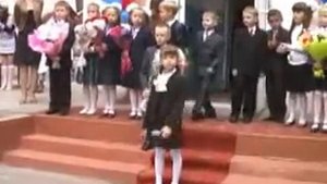 мальчик отжигает на заднем плане,когда девочка поёт