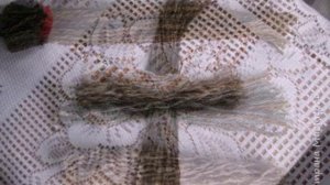 Как сделать красивую птичку из ниток.How to make a beautiful bird of thread