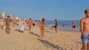 ПЛЯЖ . Молодёжь на песке. Отдых.