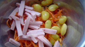 Салат с фасолью, колбасой и корейской морковью
