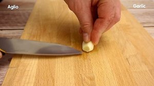 Pilze mit Knoblauch sind schmackhafter als Fleisch! Gebratene Champignons in einer Pfanne!