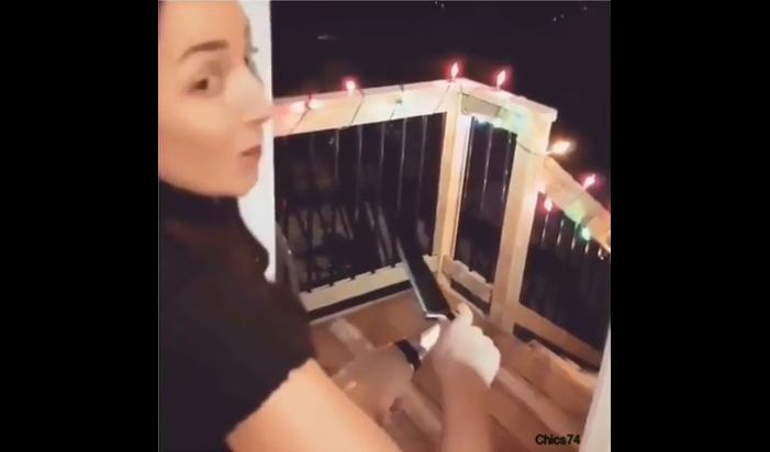 Девушка открывает шампанское
