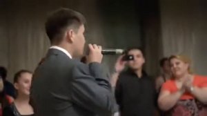 Брат поет сестре песню на ее свадьбе