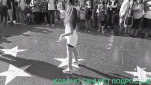 Классно танцует подросток