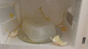 Что будет если варёное яйцо разогреть в микроволновке. Не повторять!