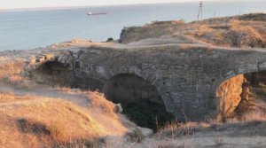По Крыму пешком. Керчь. Городской пляж. Еникальский маяк