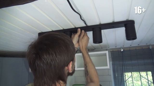 Установка потолочного светильника на кухне. Дача 129. 16+