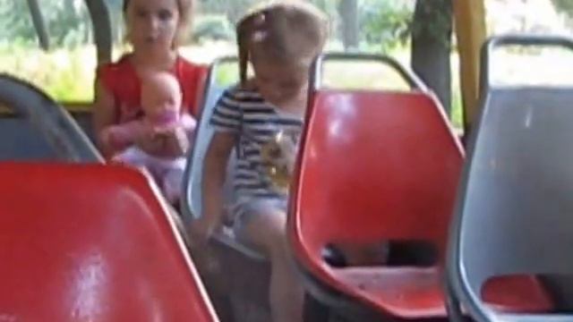 Беби Борн Мила катается на трамвайчике. смотреть онлайн