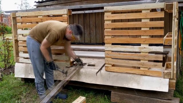 Temporary chicken house from pallets. Временный курятник из поддонов смотреть онлайн
