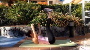 Скручивания с поднятыми ногами