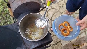 Луковые кольца в казане