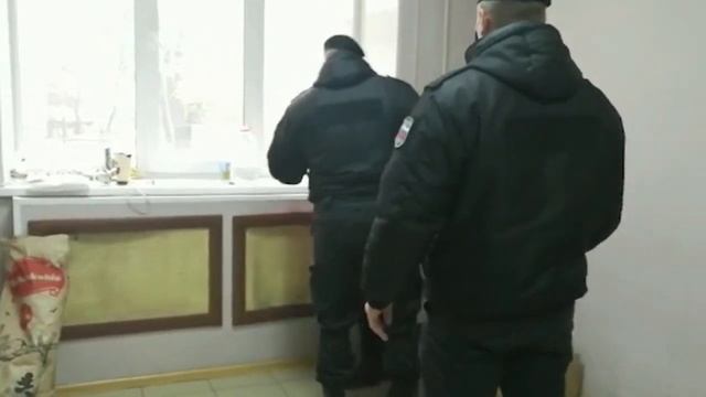 Хозяева кафе напали на судебных приставов, которые пришли закрыть заведение смотреть онлайн