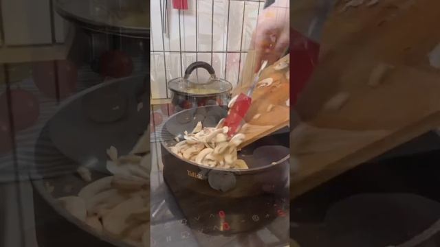 Нежная запеканка с картофелем, грибами и фаршем. Такую вы еще не готовили! смотреть онлайн