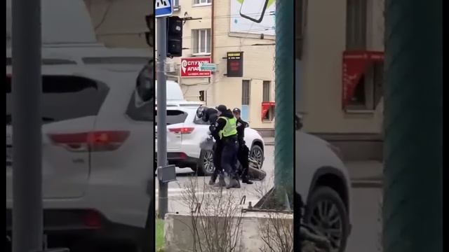 Он смог. Будущий водитель леопарда в неравной борьбе вышел победителем и сумел умчаться.