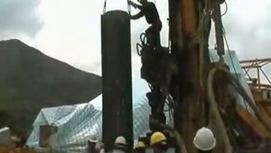 Бурение с одновременной обсадкой пневмоударником обсадной трубой 560 мм. под сваи.