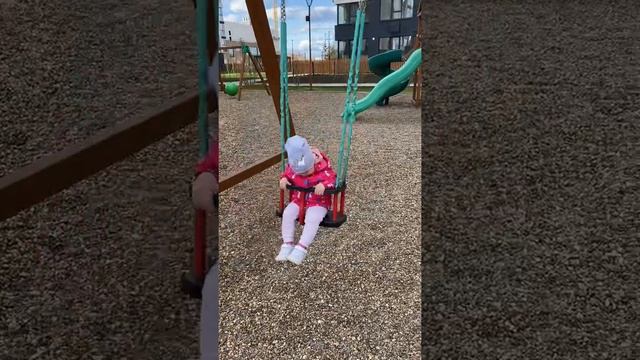 Ну что за красота на качелях качается ???#двойняшки#двойняшкиалиевы
