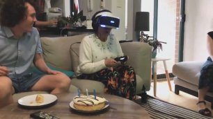 Внук подарил бабушке на юбилей очки VR