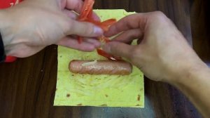 СОСИСКА В ЛАВАШЕ / С СЫРОМ И ПОМИДОРАМИ / Безумно вкусный и простой РЕЦЕПТ #рецепт #сосиска #лаваш