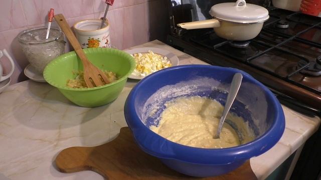 Пирог заливной на кефире.  Получается всегда вкусно.