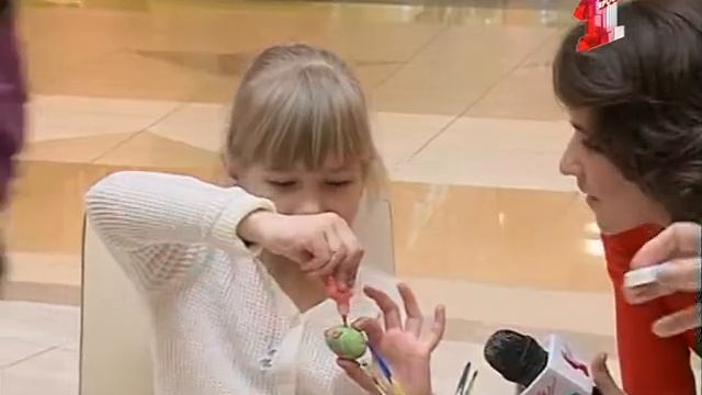 Мастер-класс по яйцам-крашенкам под чутким присмотром наших ведущих смотреть онлайн