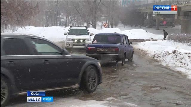 Под Тургеневским мостом в Орле прорвало водопровод