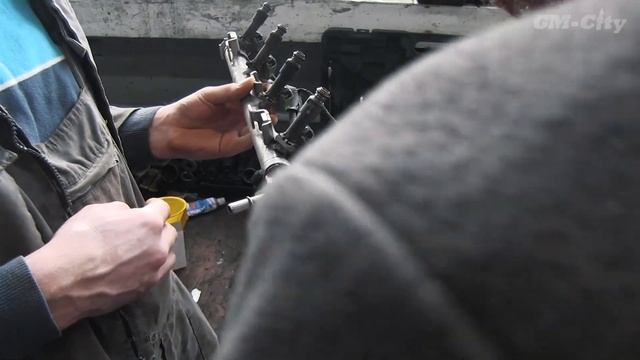 Замена уплотнительных колец топливных форсунок на Шевроле Каптива смотреть онлайн