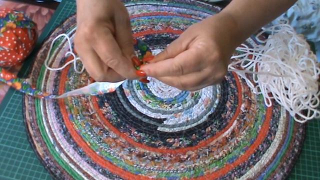 Показываю коврик из бельевого шнура и кромок. Утилизация кромок ткани. По просьбе подписчиков. смотреть онлайн