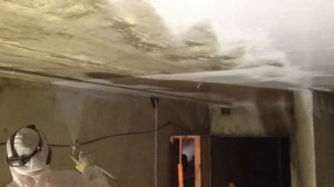 Нанесение жидкой теплоизоляции Астратек на потолок.