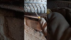 Лёгкий способ достать шипы с зимней резины.