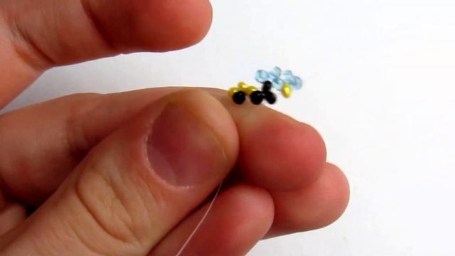 DIY biser bee TUTORIAL//Туториал на мини пчёлку из бисера смотреть онлайн